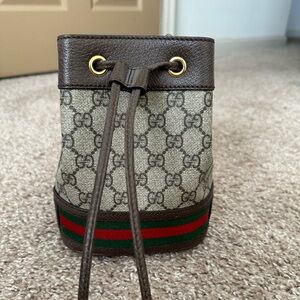 Gucci cross body. Perfect condition. Signature Gucci.